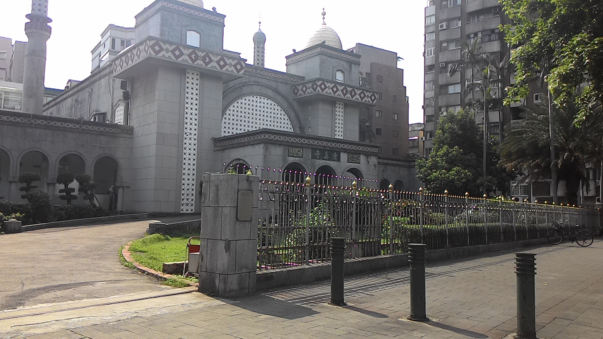 Shalat di Masjid Agung Taipei atau Taipei Grand Mosque